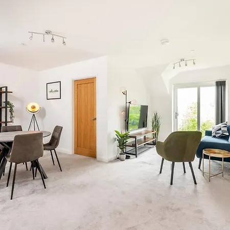 Pass The Keys Modern, Light And Airy 2 Bed Apt With Free Parking Йорк