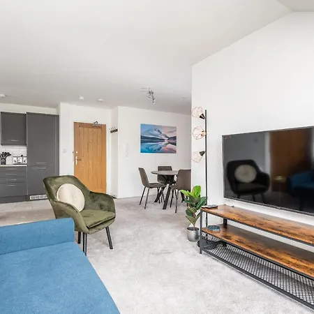Pass The Keys Modern, Light And Airy 2 Bed Apt With Free Parking *