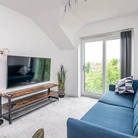 Pass The Keys Modern, Light And Airy 2 Bed Apt With Free Parking *